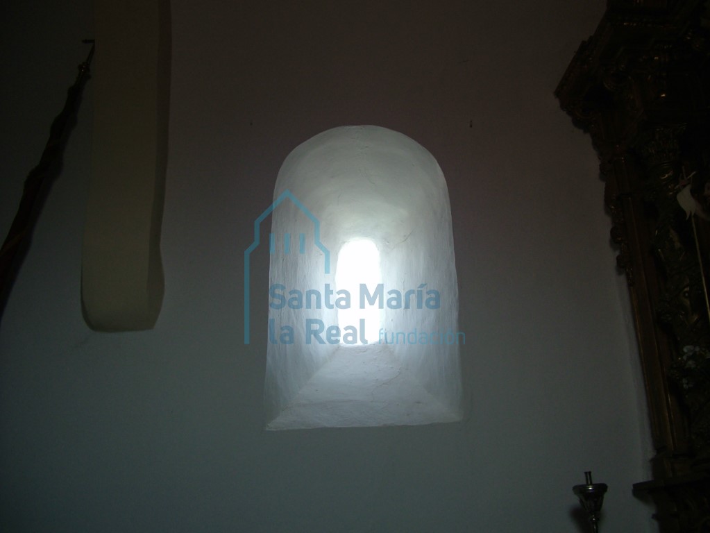 Ventana saetera en la cabecera en el muro del evangelio