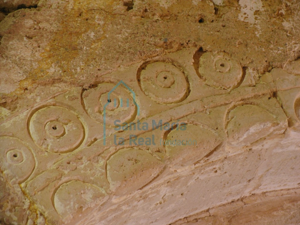 Detalle de las formas circulares de la arquivolta externa