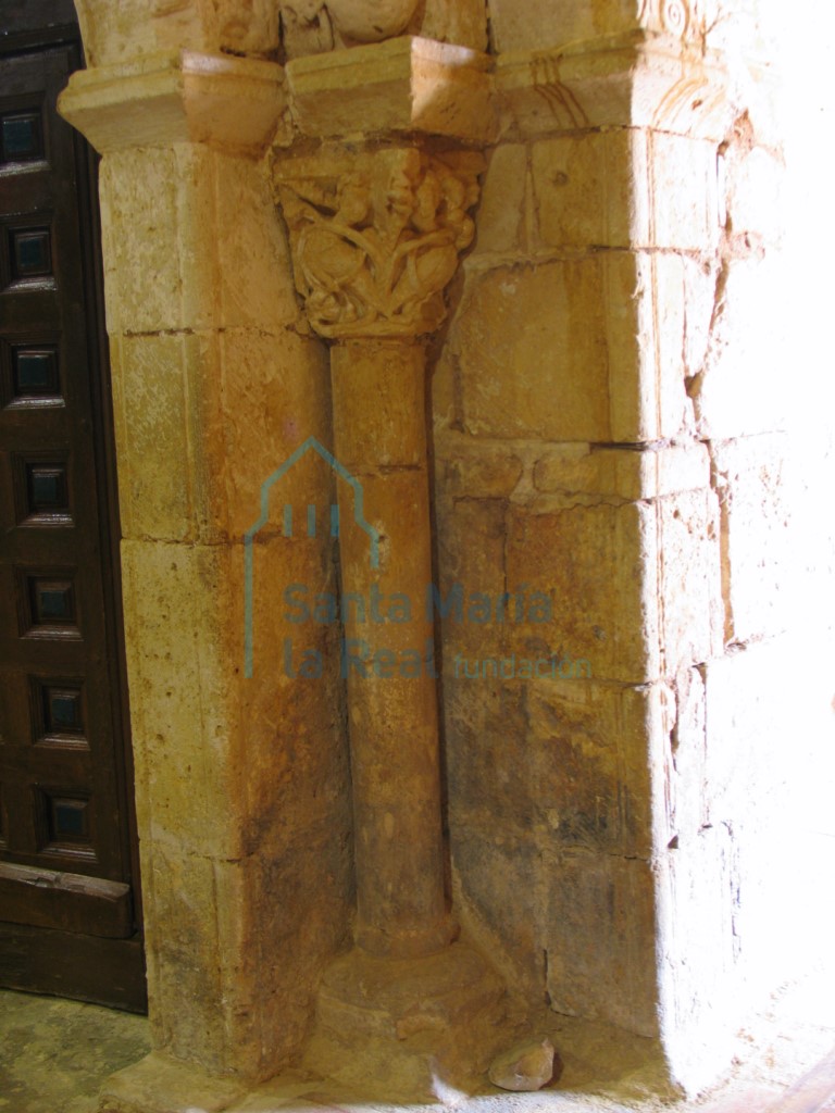Columna acodillada de la derecha de la portada meridional