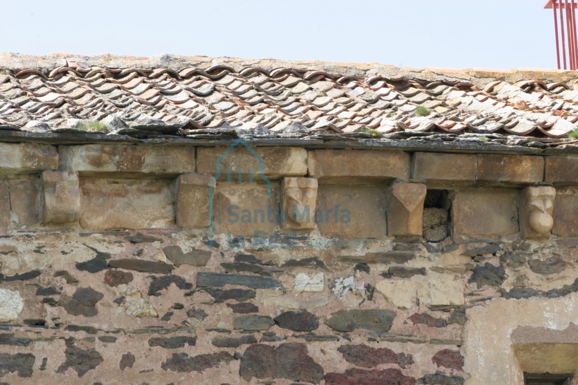 Canecillos en la cornisa del lado norte