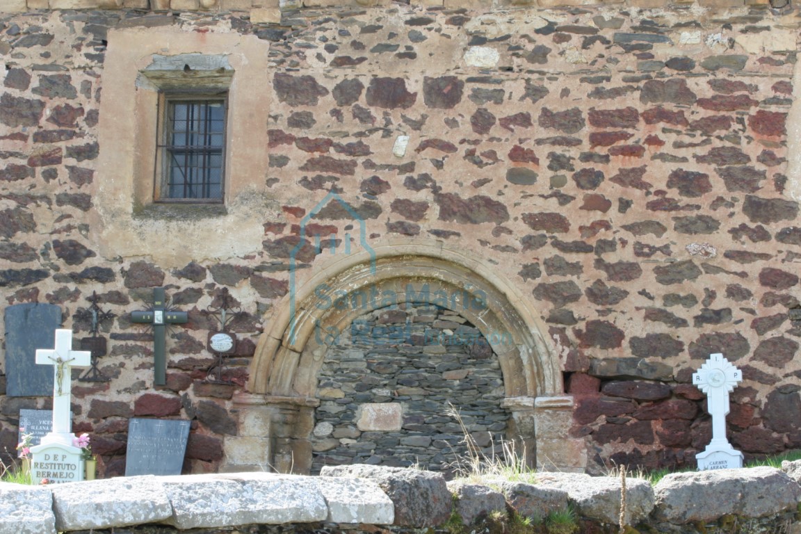 Vista de la portada norte cegada