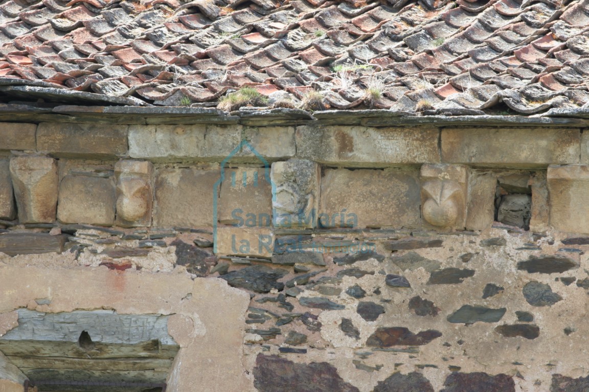 Cornisa y capiteles del muro norte