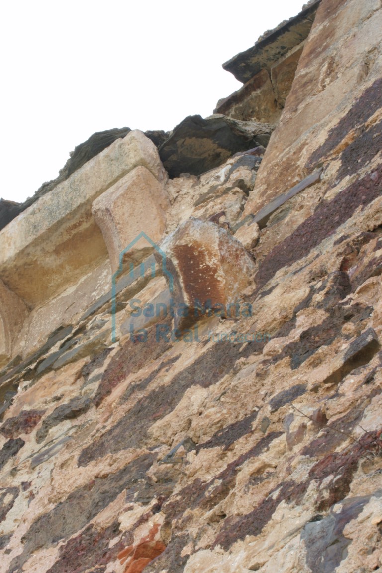 Detalle de la cornisa del lado norte Detalle de la cornisa del lado norte