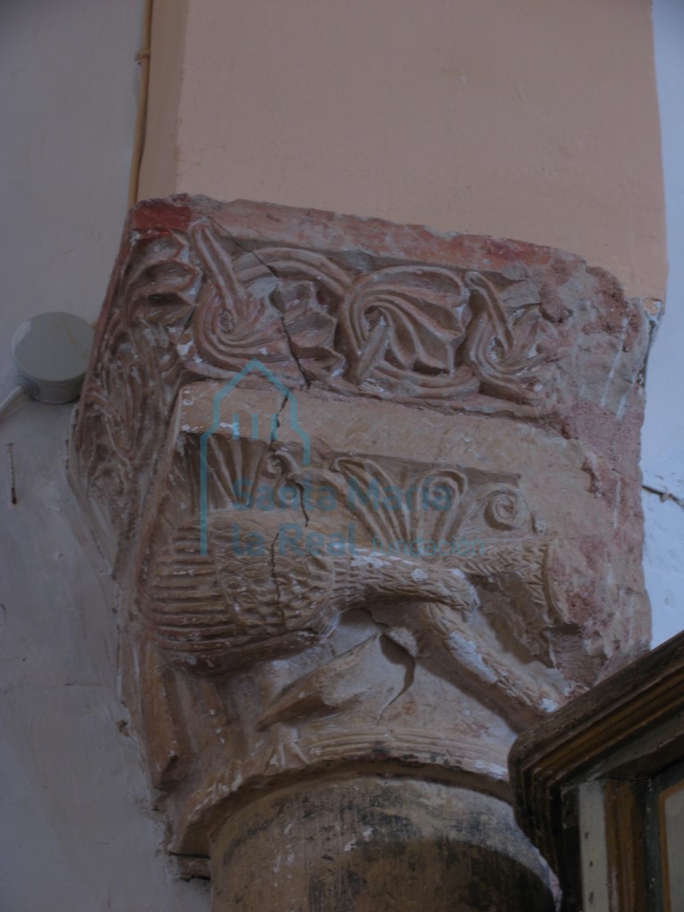 Capitel del arco triunfal en el lado de la epístola, representa dos aves con los cuellos entrelazados y que se picotean sus patas delanteras