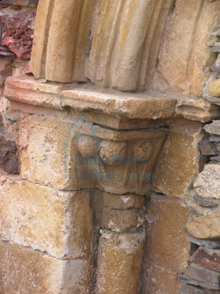 Capitel izquierdo de la portada norte