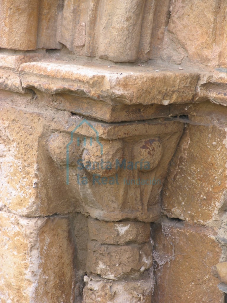 Capitel izquierdo de la portada norte
