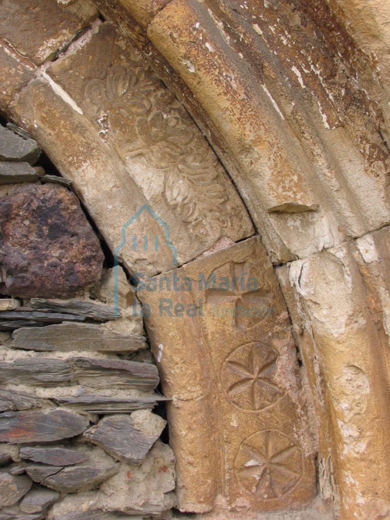 Detalle de la decoración de dos de las dovelas de la portada norte
