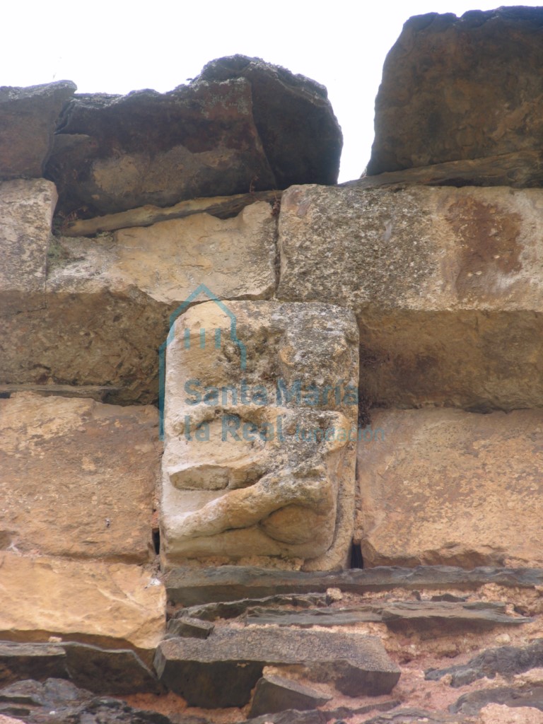 Canecillo en la cornisa del muro norte