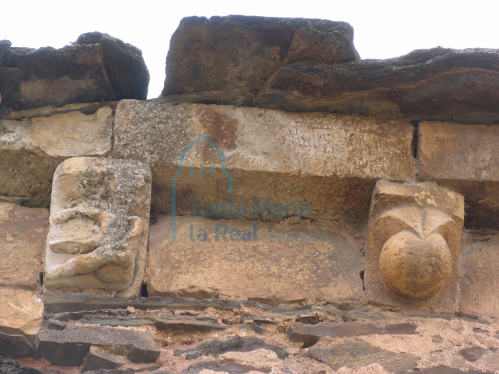 Canecillo en la cornisa del muro norte