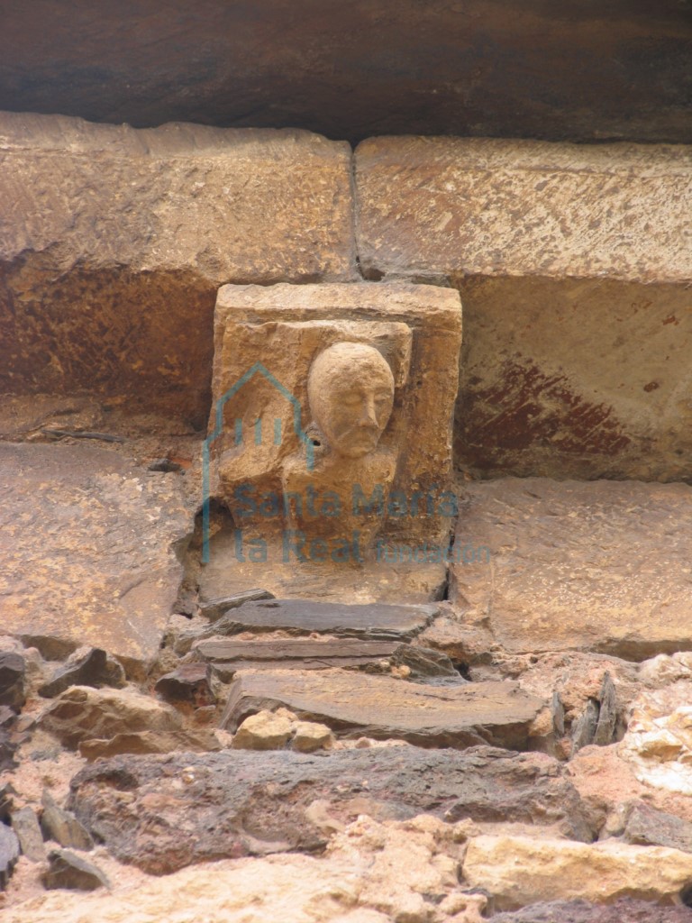 Canecillo en la cornisa del muro norte