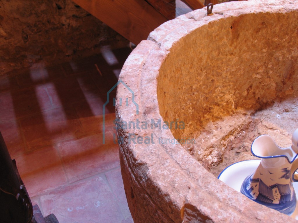 Detalle de la pila bautismal Detalle de la pila bautismal