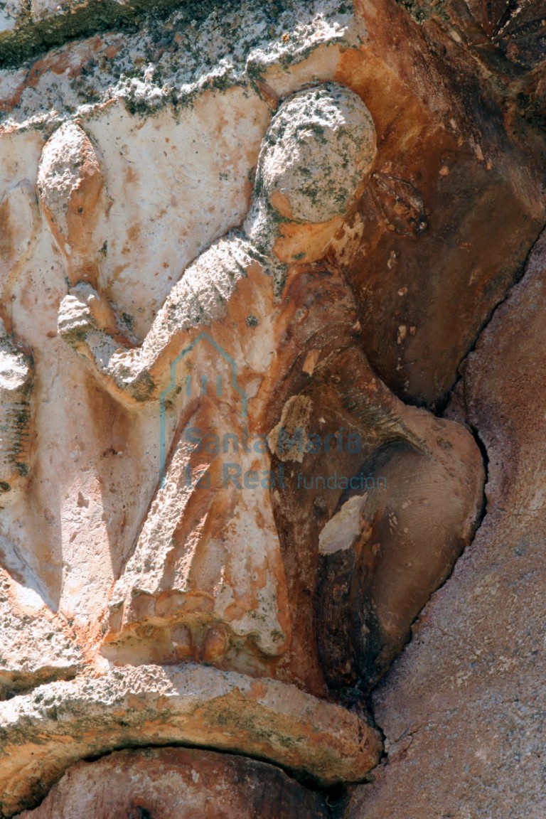 Detalle de un capitel de la arquería