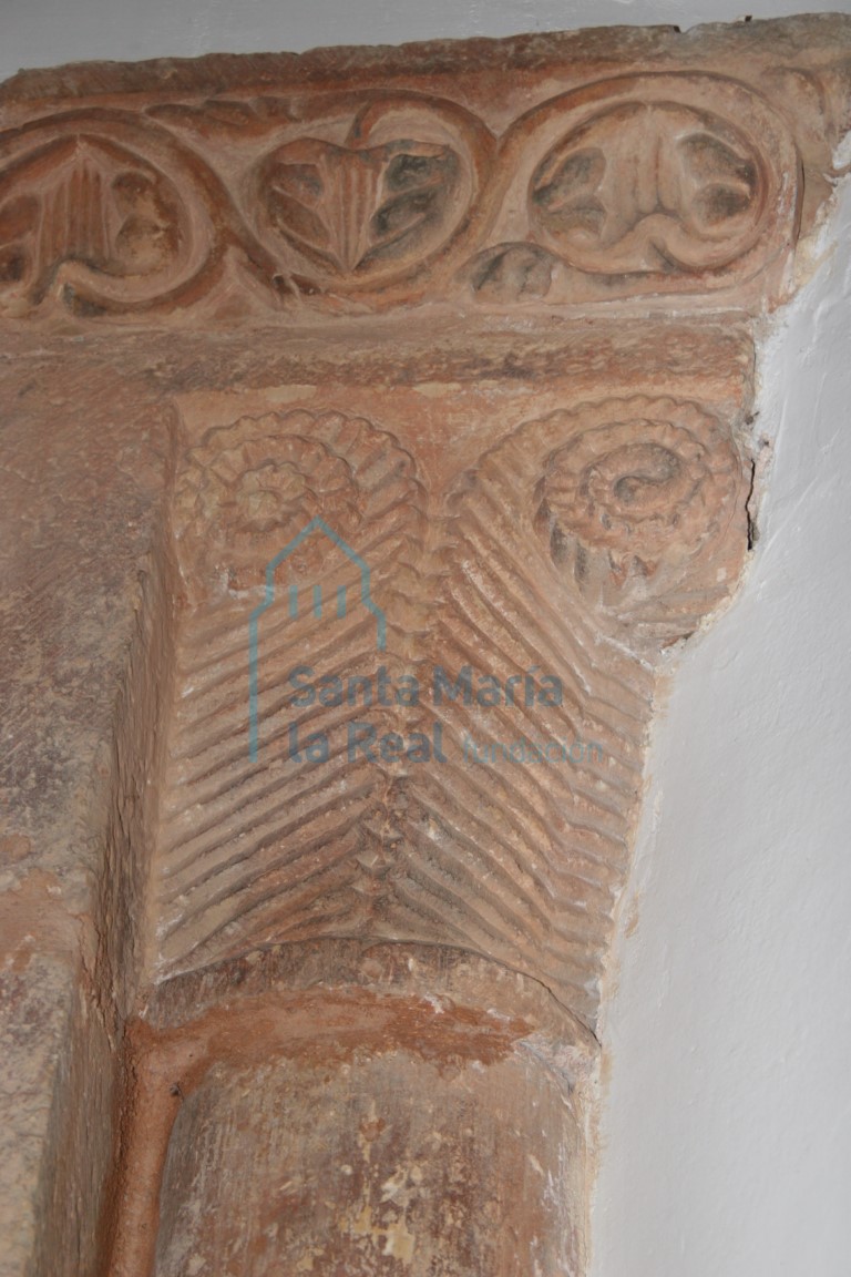 Capitel vegetal de la arquería desde el interior