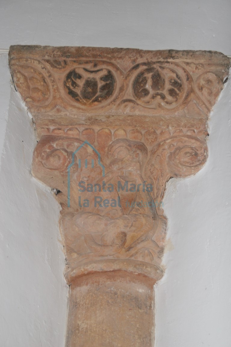 Capitel de la arquería desde le interior