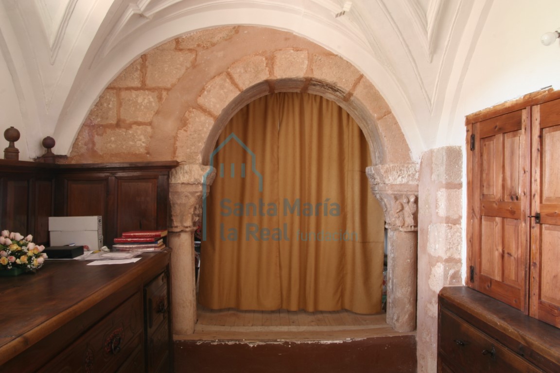 Acceso oriental a la galería