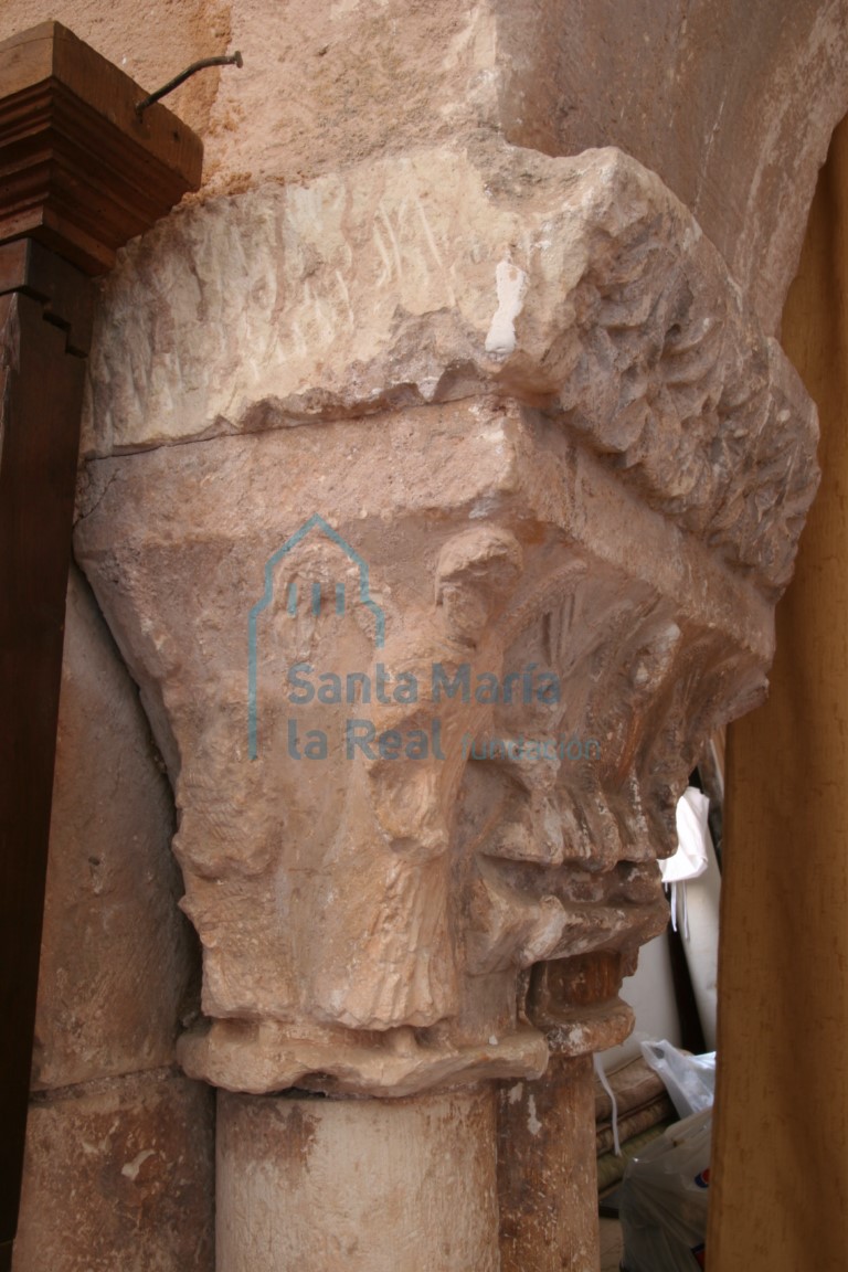 Capitel del acceso oriental a la galería