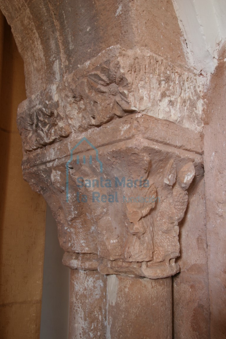 Capitel del acceso oriental a la galería