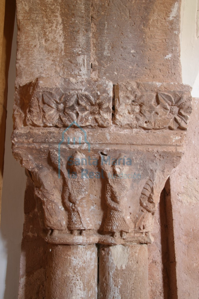 Capitel del acceso oriental a la galería