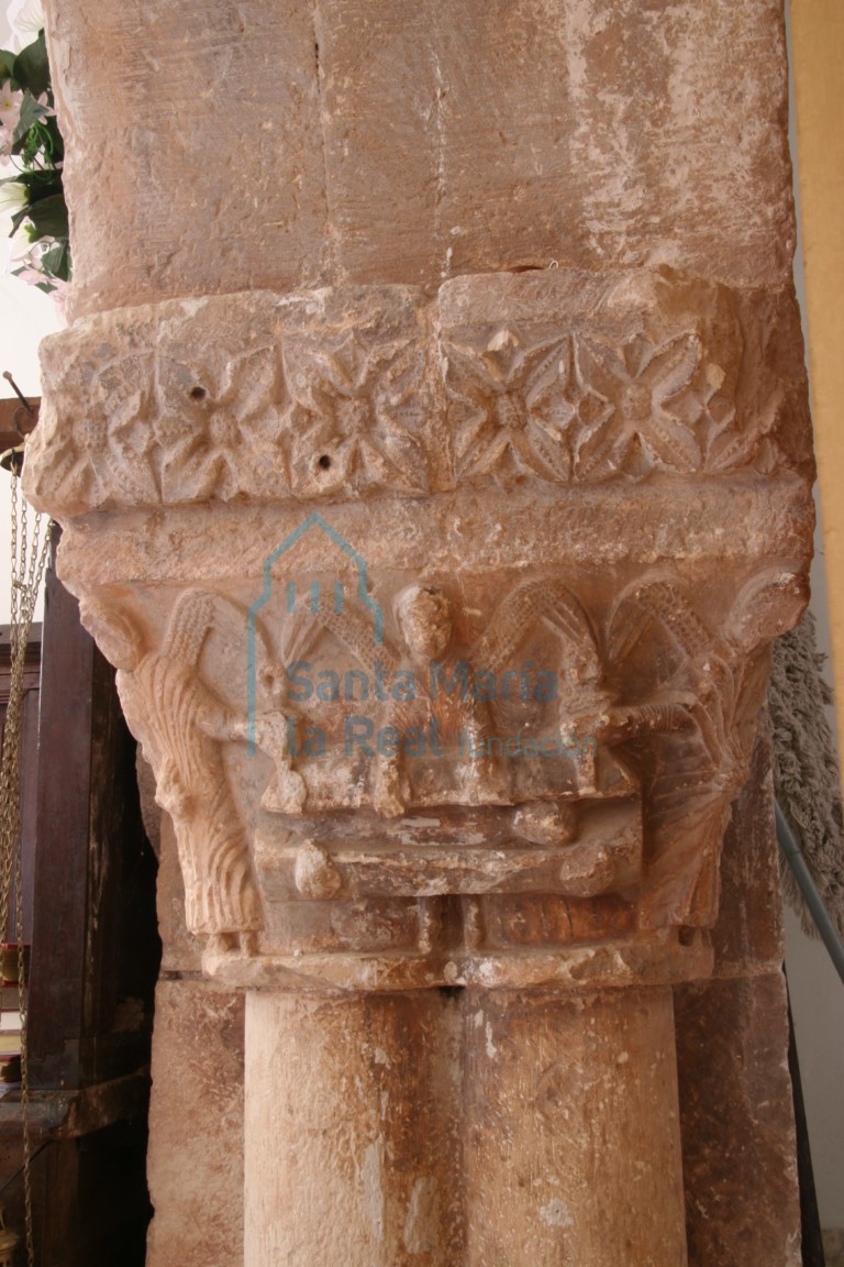 Capitel del acceso oriental a la galería
