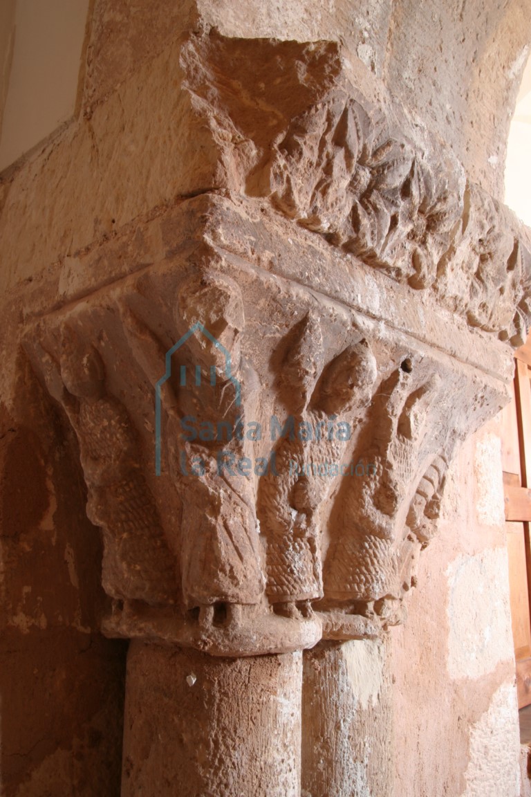 Capitel del acceso oriental a la galería