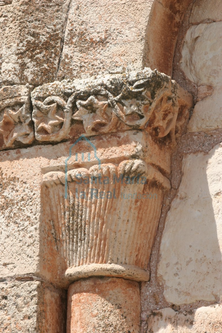 Capitel vegetal de la arquería desde el exterior