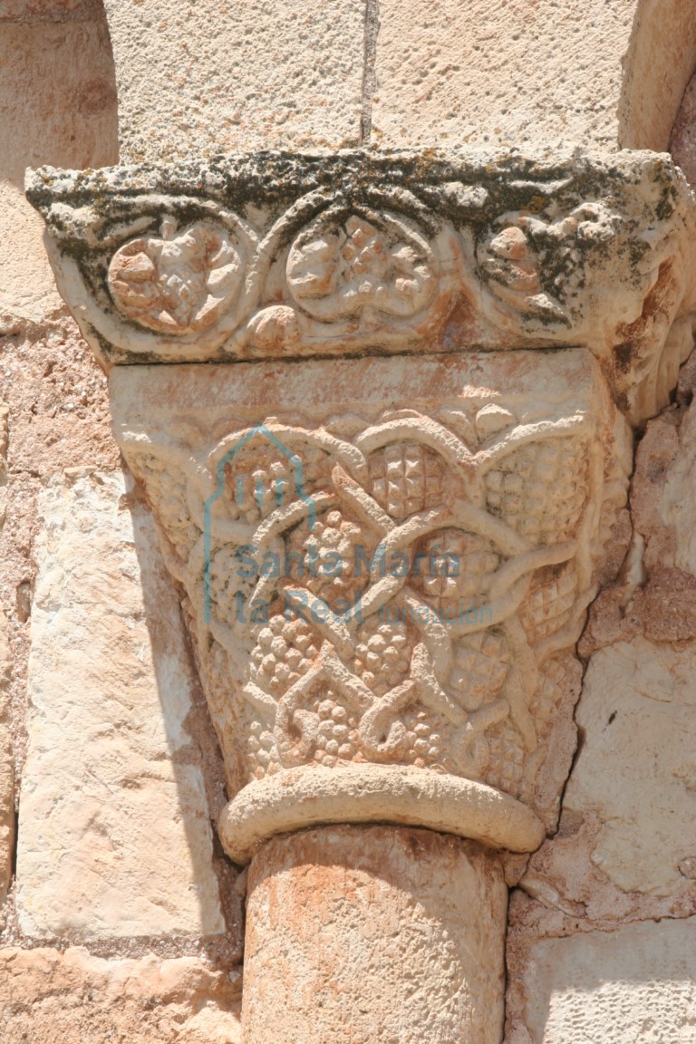Capitel con tallos entrelazados de la arquería desde el exterior