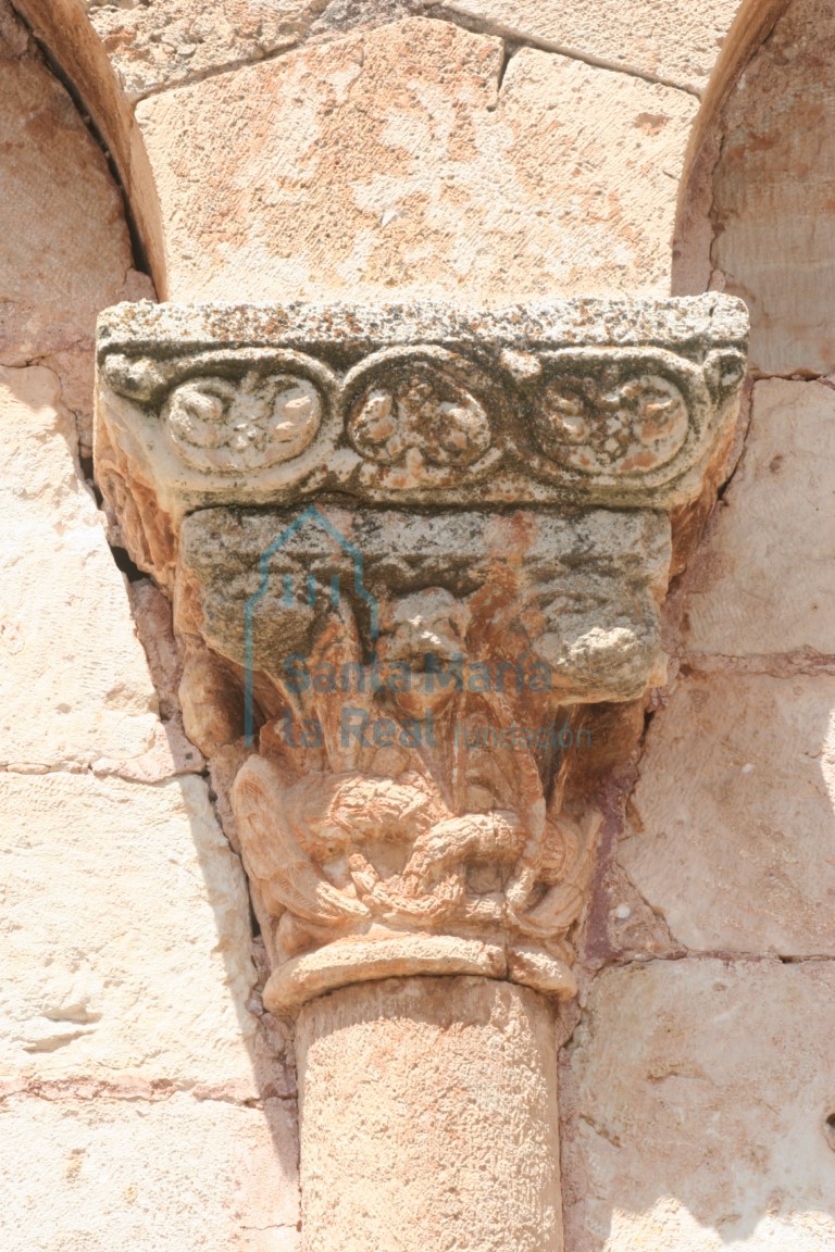 Capitel de la arquería desde el exterior
