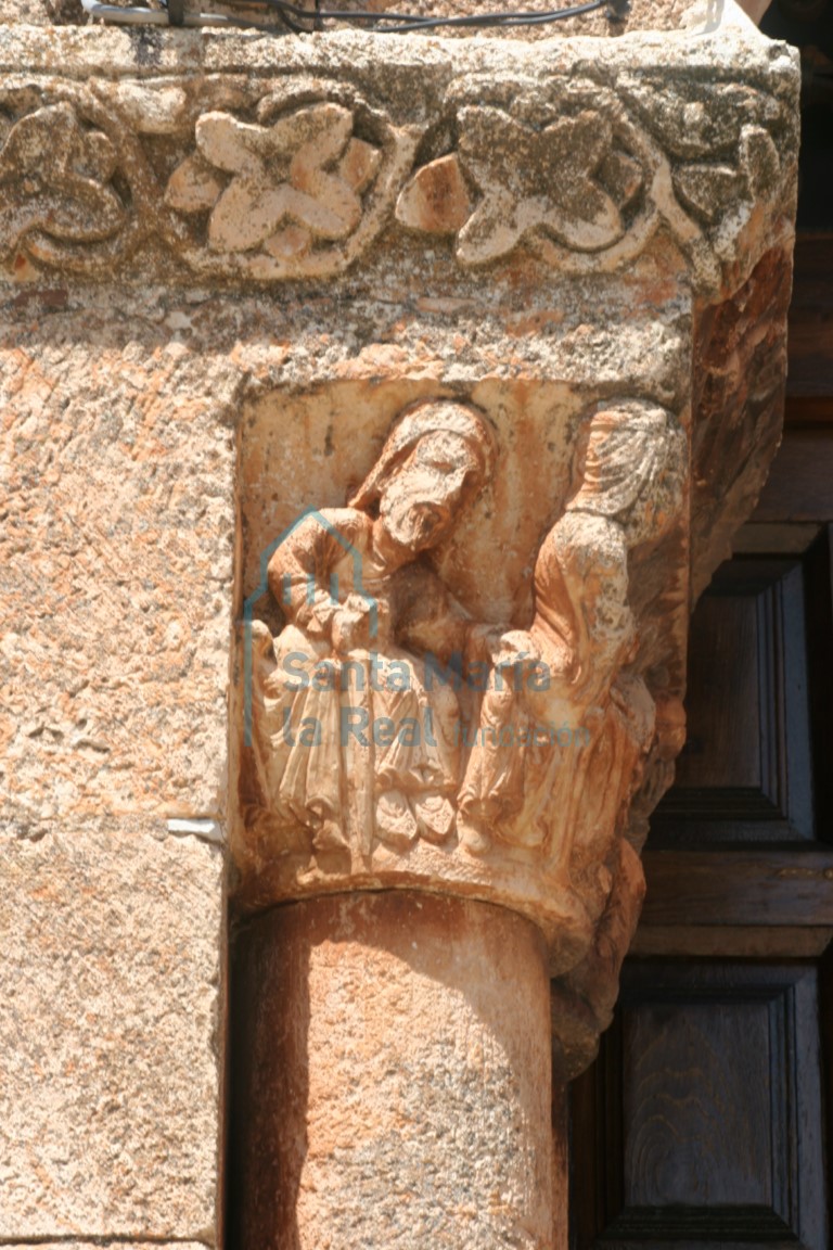 Detalle del capitel de la Epifanía de la portada de la galería