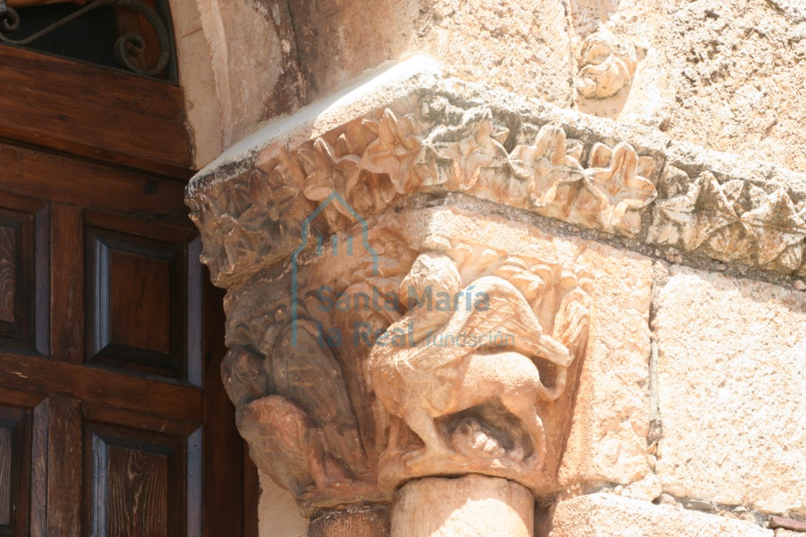 Capitel con grifos de la portada de la galería