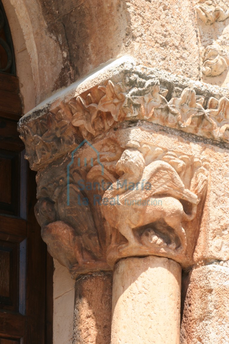 Capitel con grifos de la portada de la galería