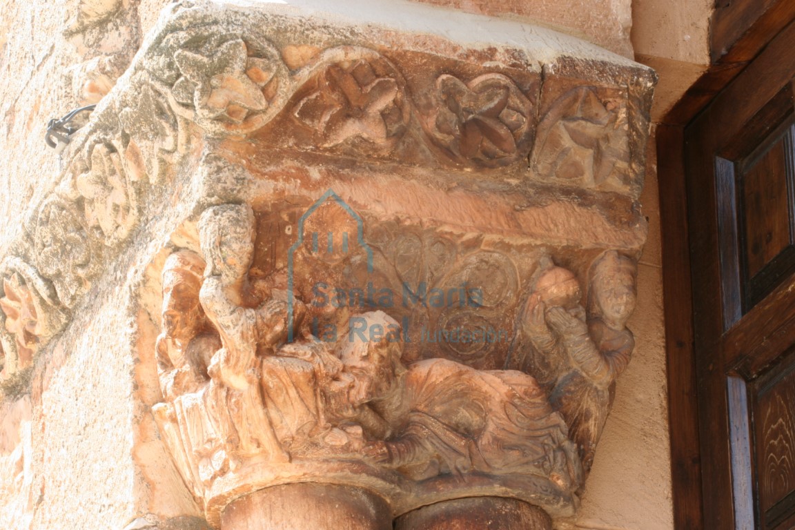 Capitel de la Epifanía de la portada de la galería