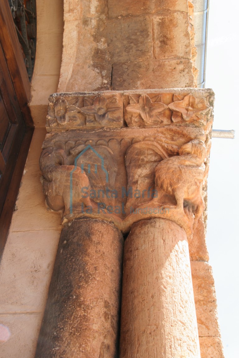 Capitel con grifos de la portada de la galería