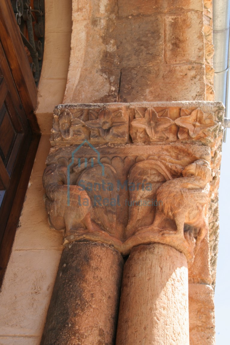 Capitel con grifos de la portada de la galería