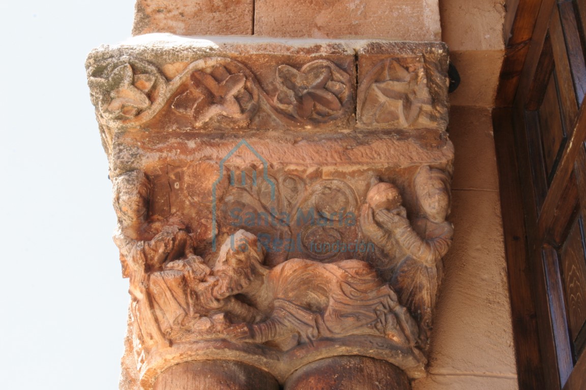 Capitel de la Epifanía de la portada de la galería