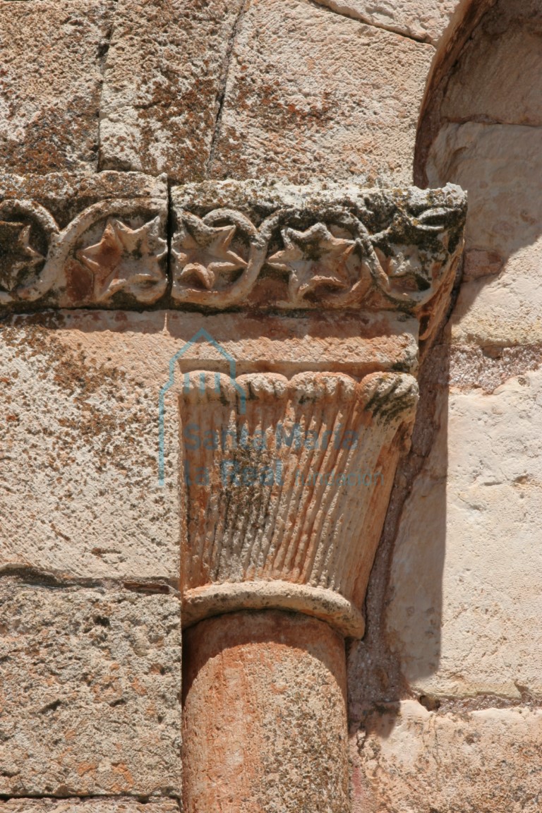 Capitel vegetal de la arquería desde el exterior