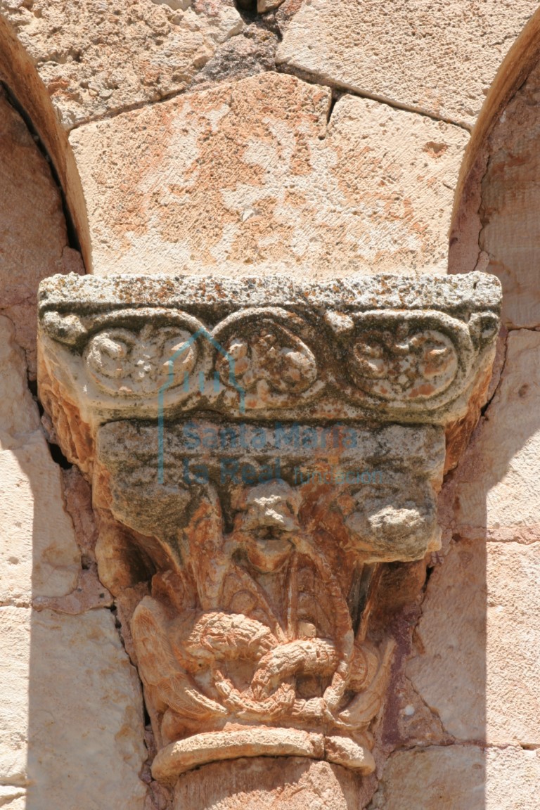 Capitel de la arquería desde el exterior