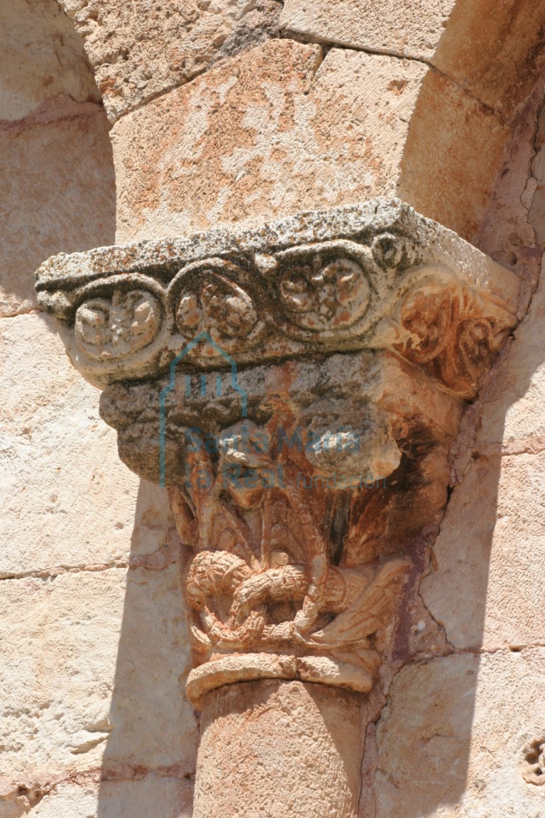 Capitel de la arquería desde el exterior