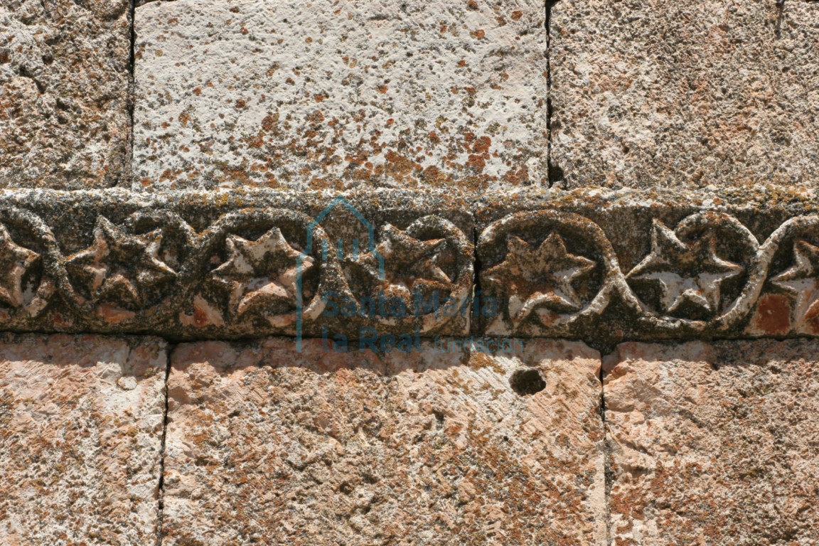 Detalle de la imposta de la galería porticada