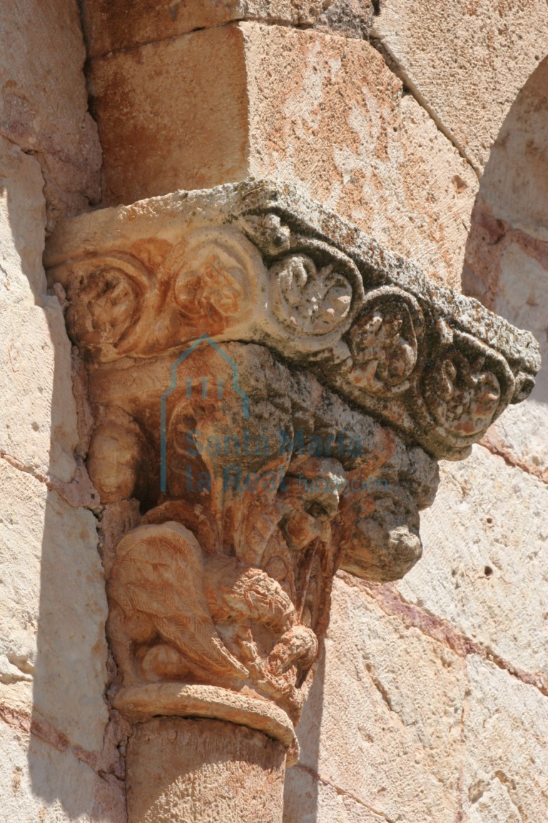 Capitel de la arquería desde el exterior