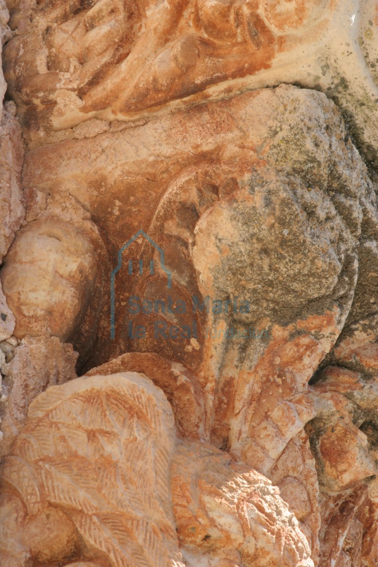 Detalle de un capitel de la arquería desde el exterior