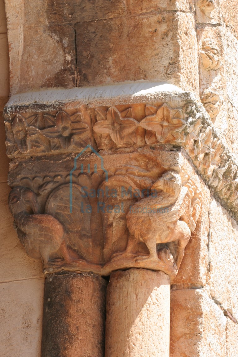 Capitel con grifos de la portada de la galería