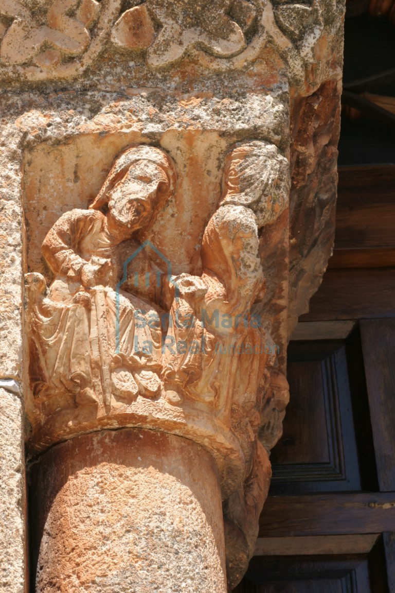 Detalle del capitel de la Epifanía de la portada de la galería
