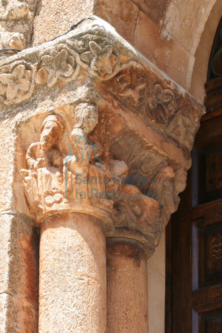 Capitel de la Epifanía de la portada de la galería