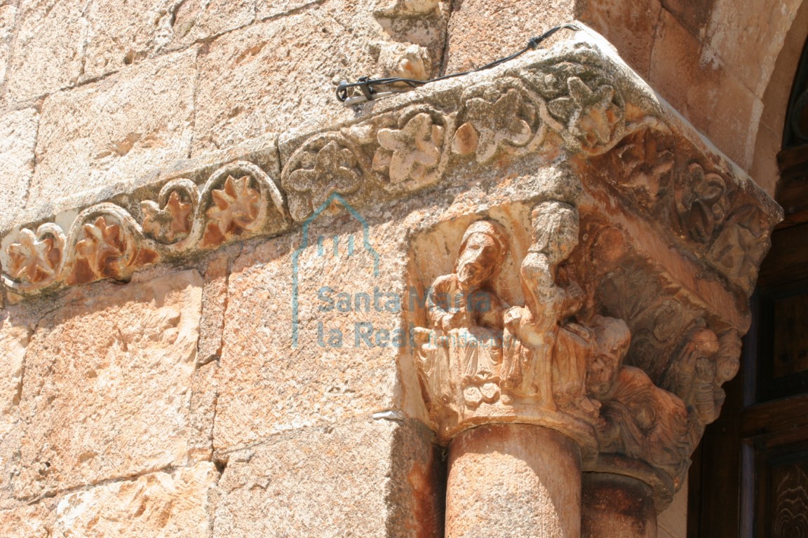 Capitel de la Epifanía de la portada de la galería