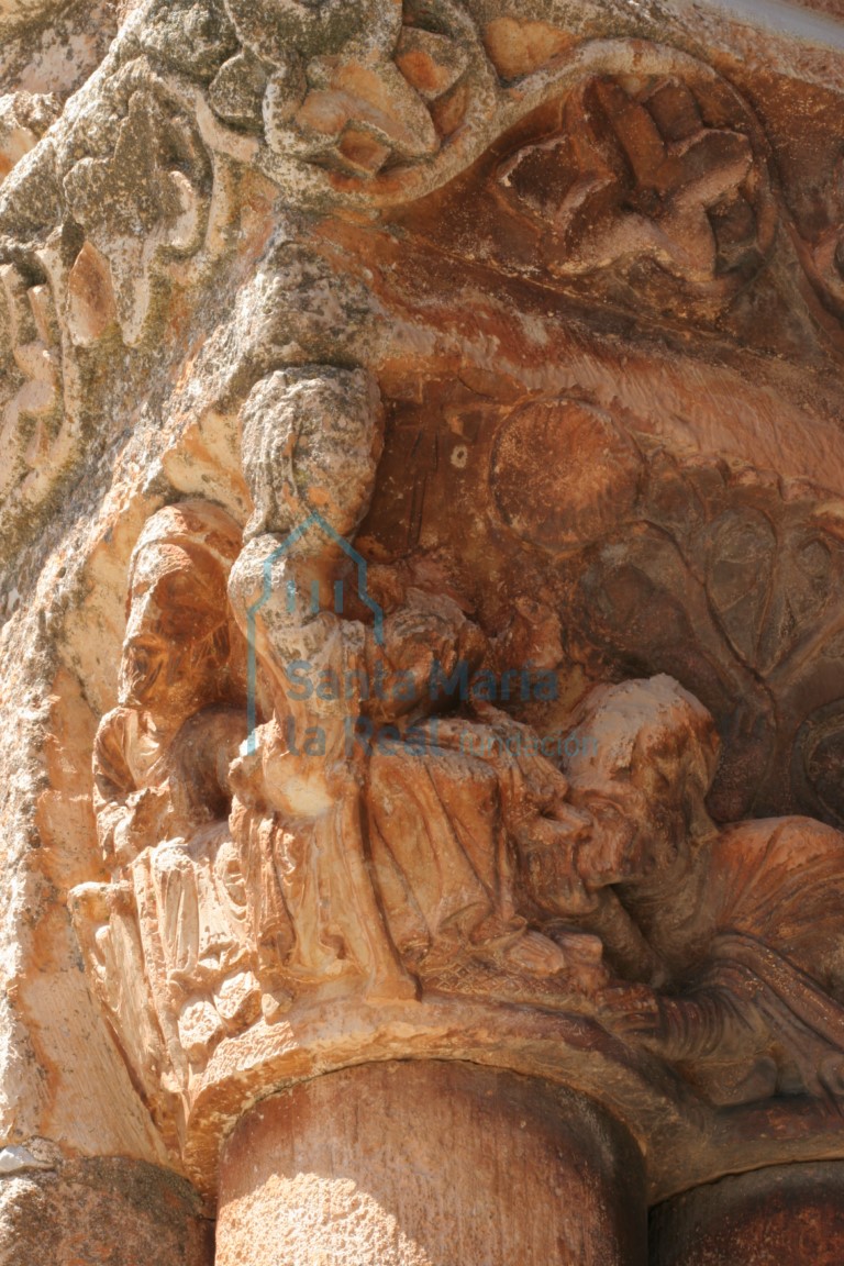 Detalle del capitel de la Epifanía de la portada de la galería