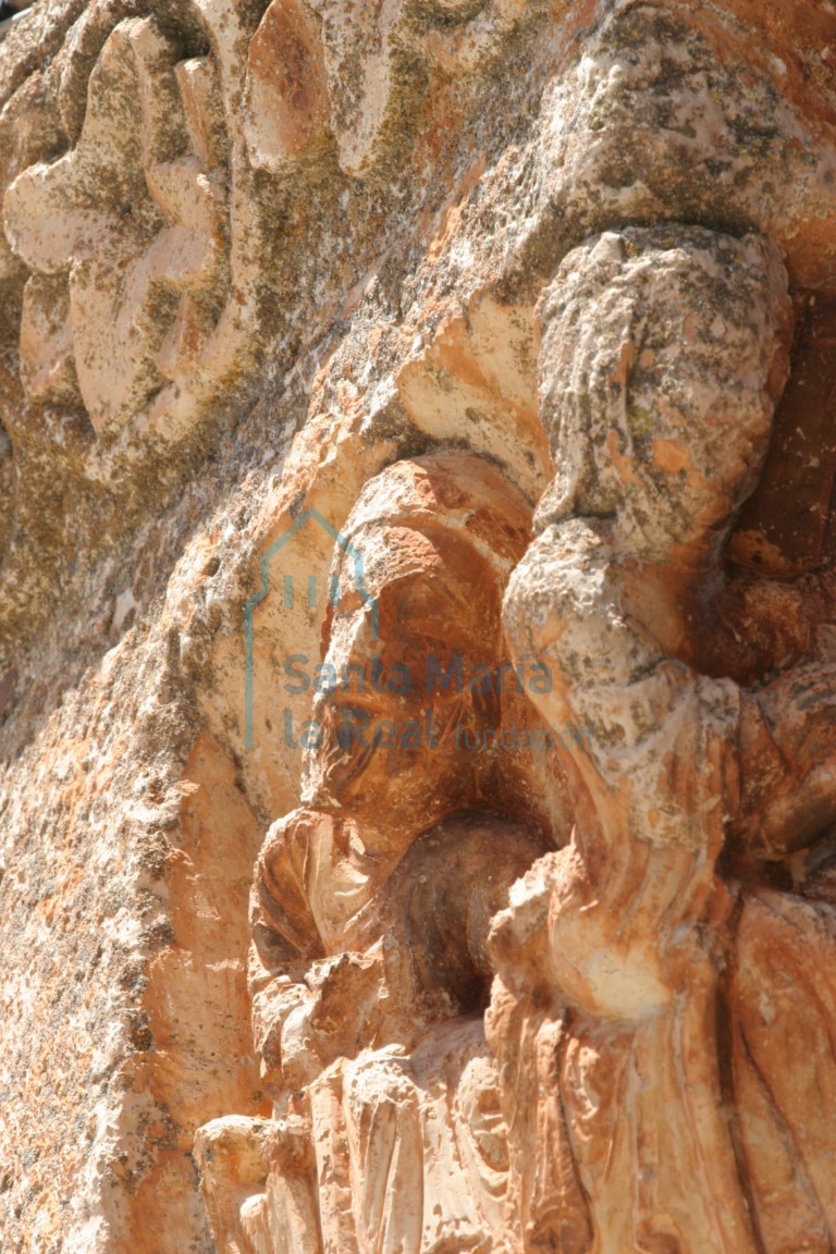 Detalle del capitel de la Epifanía de la portada de la galería