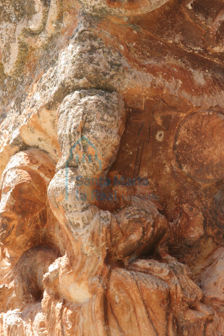 Detalle del capitel de la Epifanía de la portada de la galería