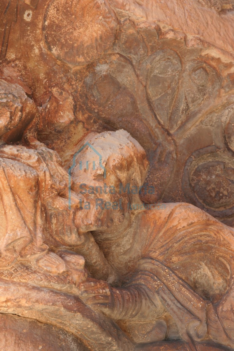 Detalle del capitel de la Epifanía de la portada de la galería