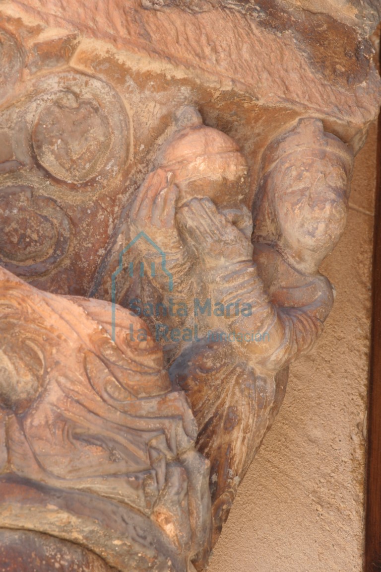 Detalle del capitel de la Epifanía de la portada de la galería
