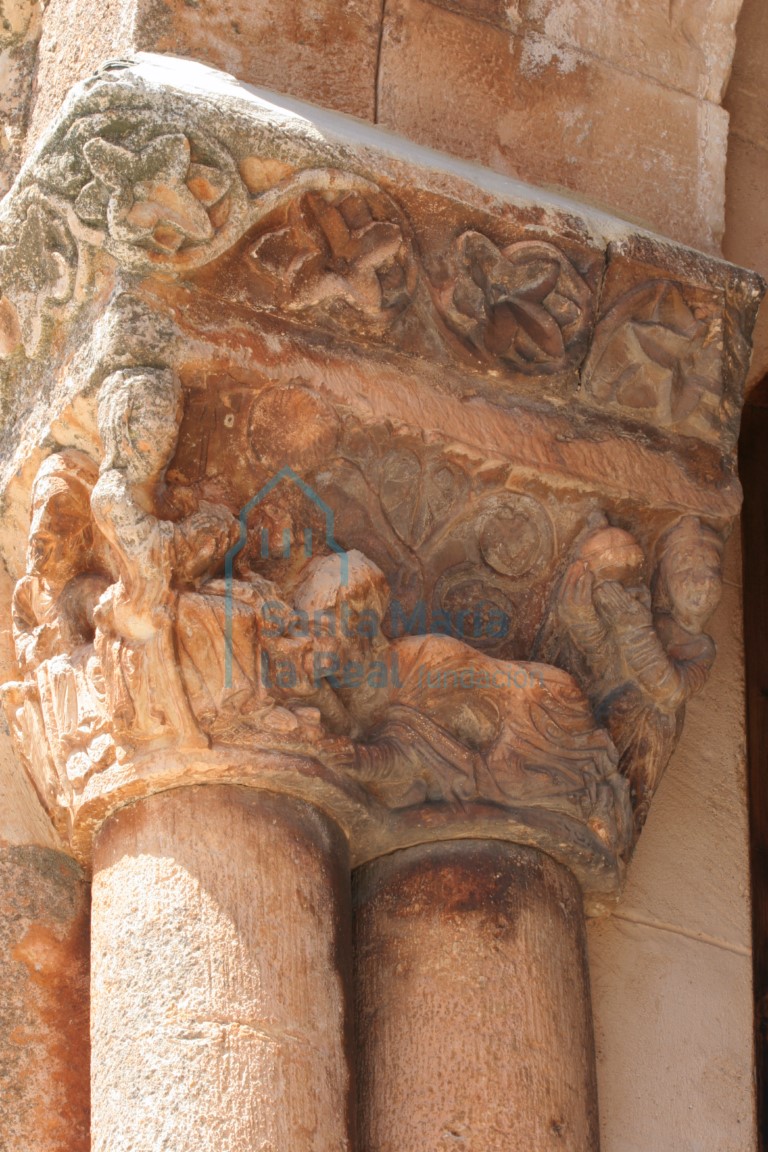 Capitel de la Epifanía de la portada de la galería